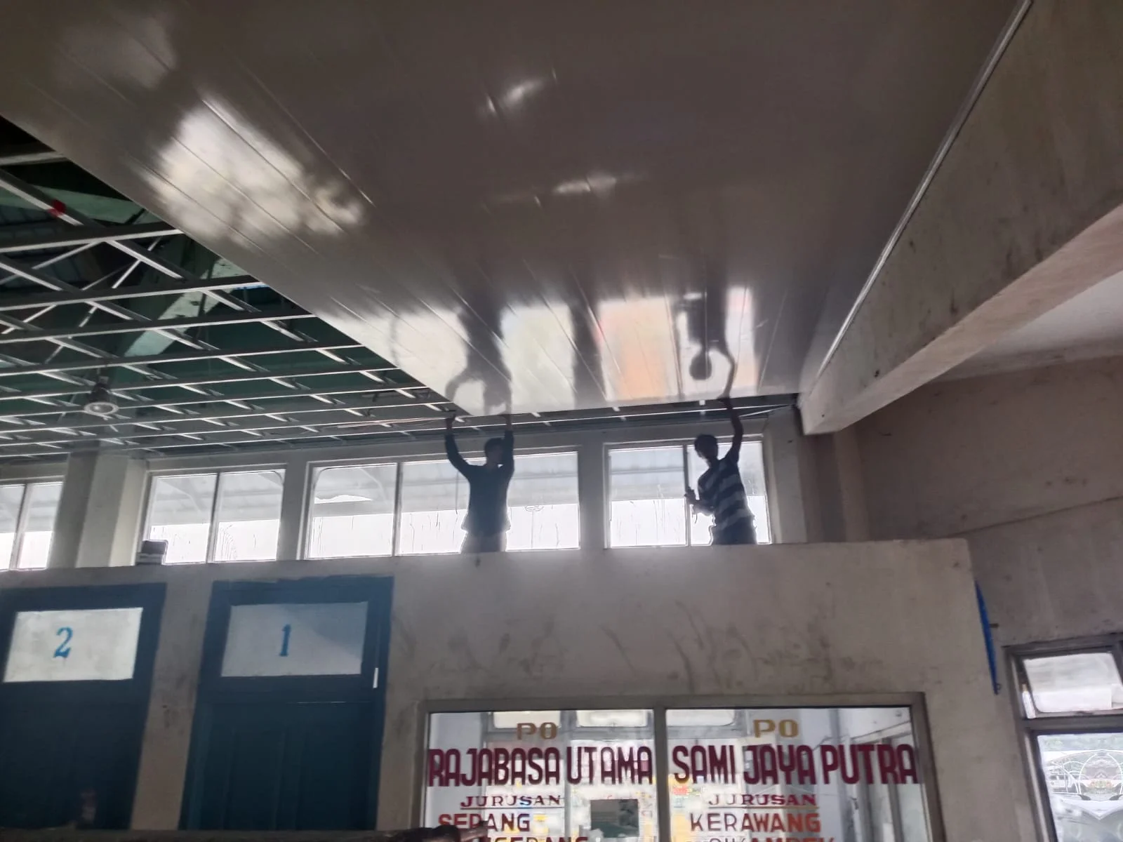 Proyek Rp1 Miliar di Terminal Rajabasa Dikerjakan Saat Hujan, K3 Diabaikan, Pengawasan Dipertanyakan