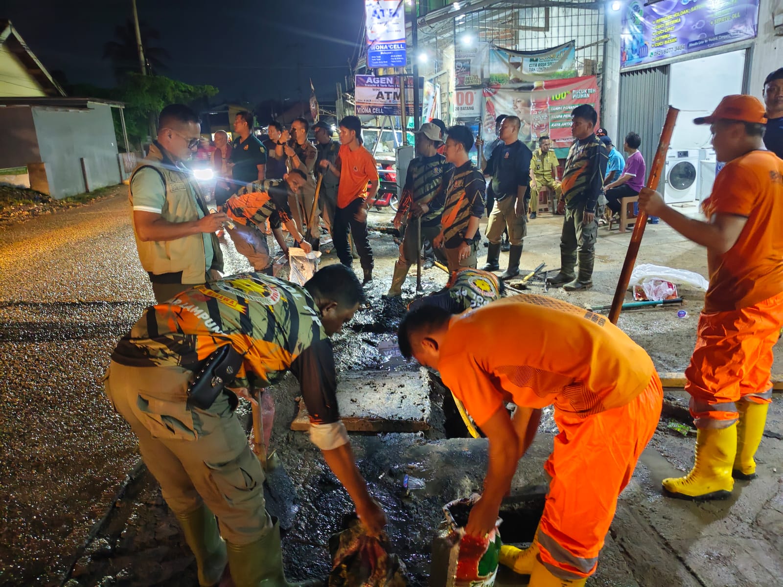 Selasa (03/02/2026) Pukul 18.10 WIB BPBD Kota Bandar Lampung melakukan Evakuasi Penyemprotan Drainase Tersumbat dengan mengirimkan Tim Reaksi Cepat di wilayah Kota Bandar Lampung.