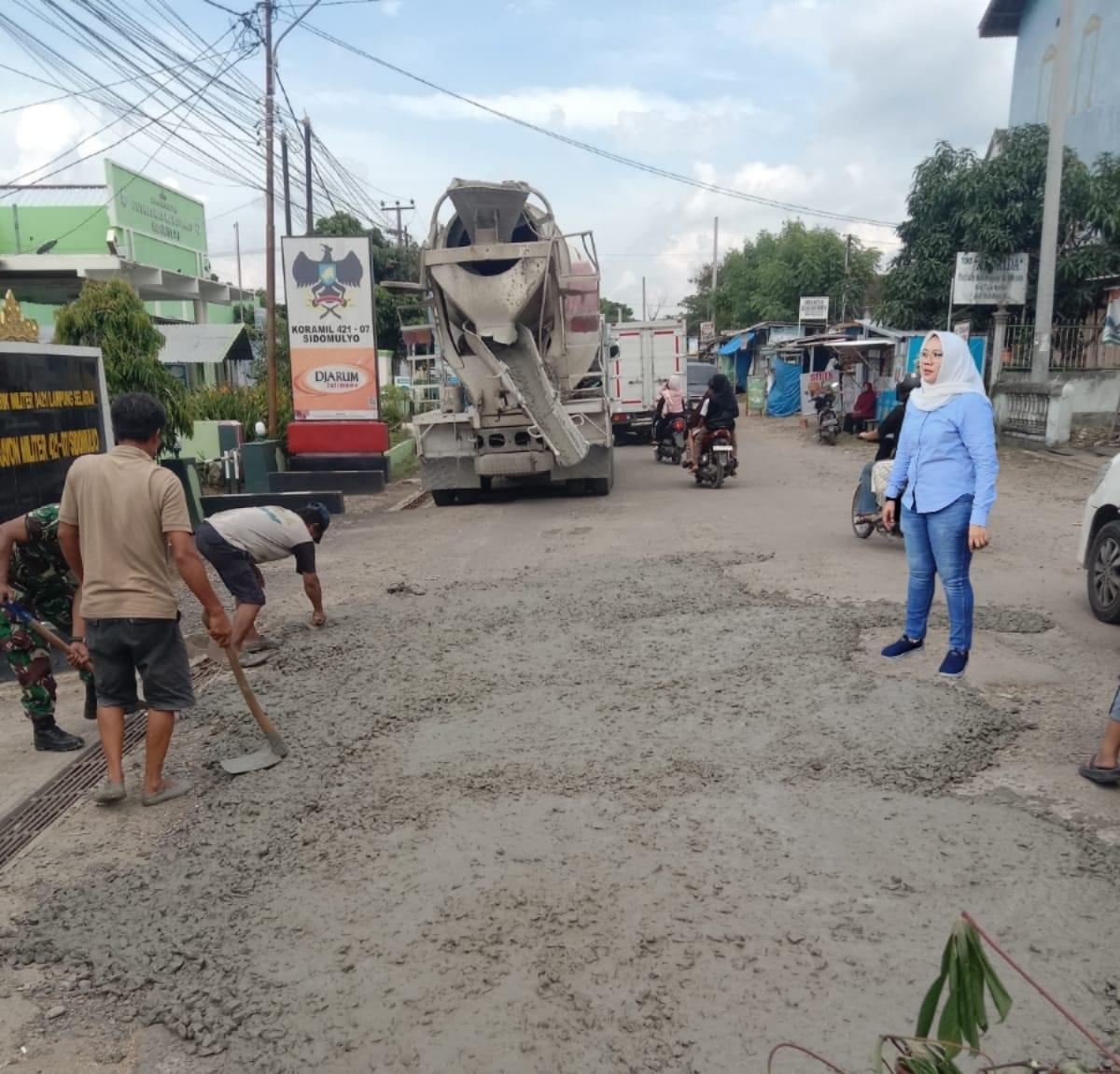 Peduli Terhadap Keselamatan Masyarakat Saat Berkendara, Plt. ketua Dekrafmi Provinsi Lampung Sariyanti S.TR, Kom, Ak Cor Jalan Berlubang di Kecamatan Sidomulyo