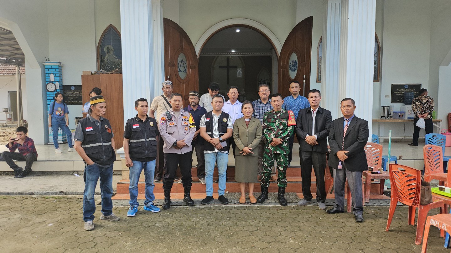 Wujud Toleransi, Sinergi Aparat dan Warga Amankan Ibadah Paskah di Tanjung Senang